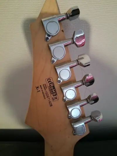 Guitarra eléctrica Cort X-1 negra con correa - miniatura 4