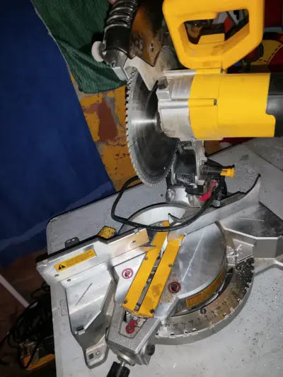 Sierra Ingleteadora DeWalt con Mango Ergonómico - miniatura 1