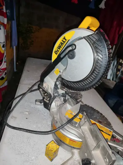 Sierra Ingleteadora DeWalt con Mango Ergonómico - miniatura 2