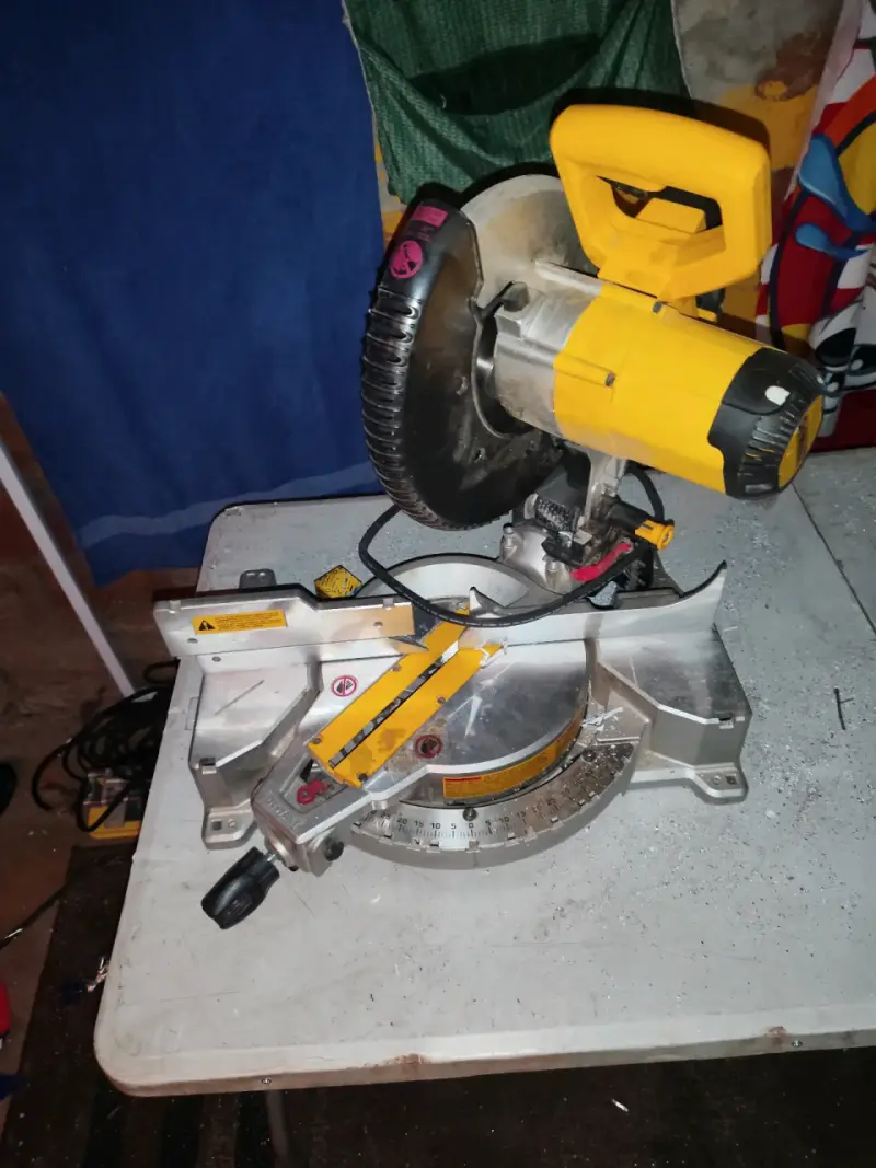 Sierra Ingleteadora DeWalt con Mango Ergonómico - 3