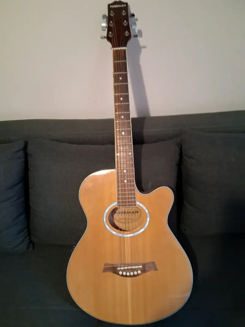 Guitarra acústica Freeman de madera natural
