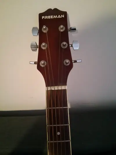 Guitarra acústica Freeman de madera natural - miniatura 2