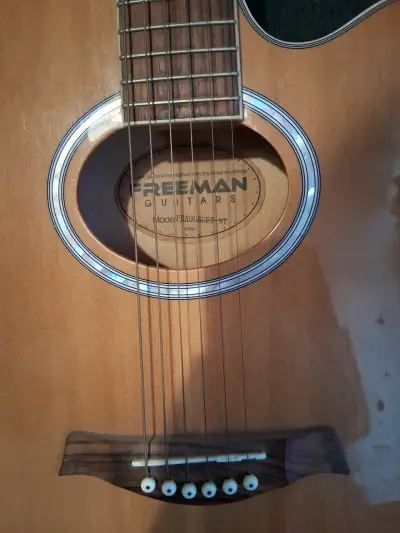 Guitarra acústica Freeman de madera natural - miniatura 3