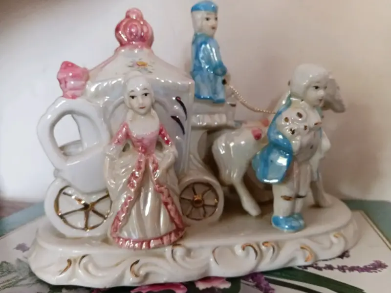Figura de porcelana carruaje con personajes - 1