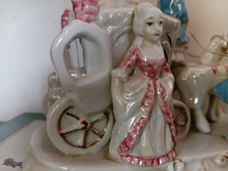 Figura de porcelana carruaje con personajes - 2