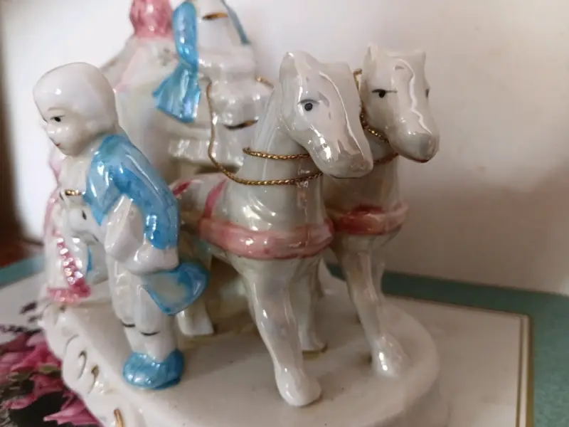 Figura de porcelana carruaje con personajes - 3