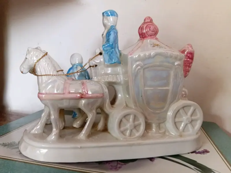 Figura de porcelana carruaje con personajes - 4