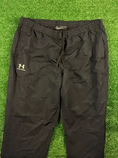 Pantalones deportivos Under Armour negros - miniatura 3
