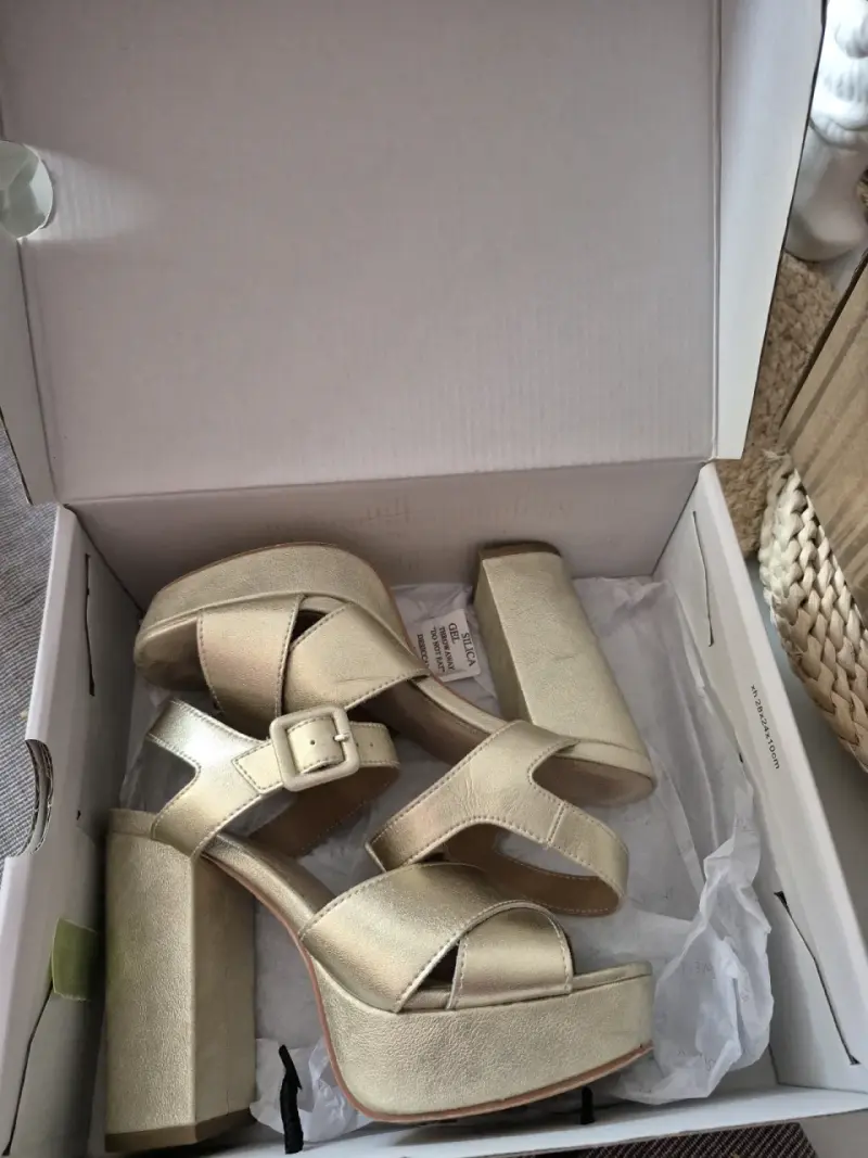 Sandalias de tacón doradas con plataforma - 1