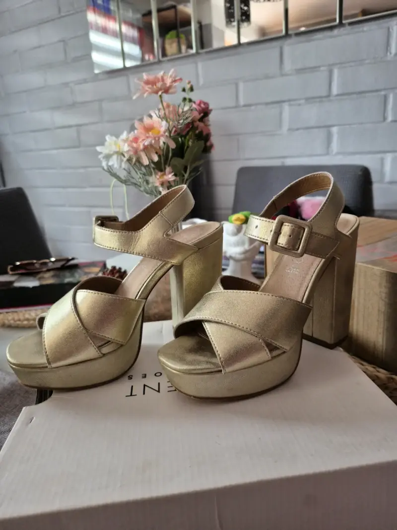 Sandalias de tacón doradas con plataforma - 2