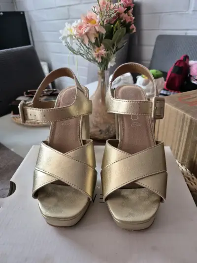 Sandalias de tacón doradas con plataforma - miniatura 3