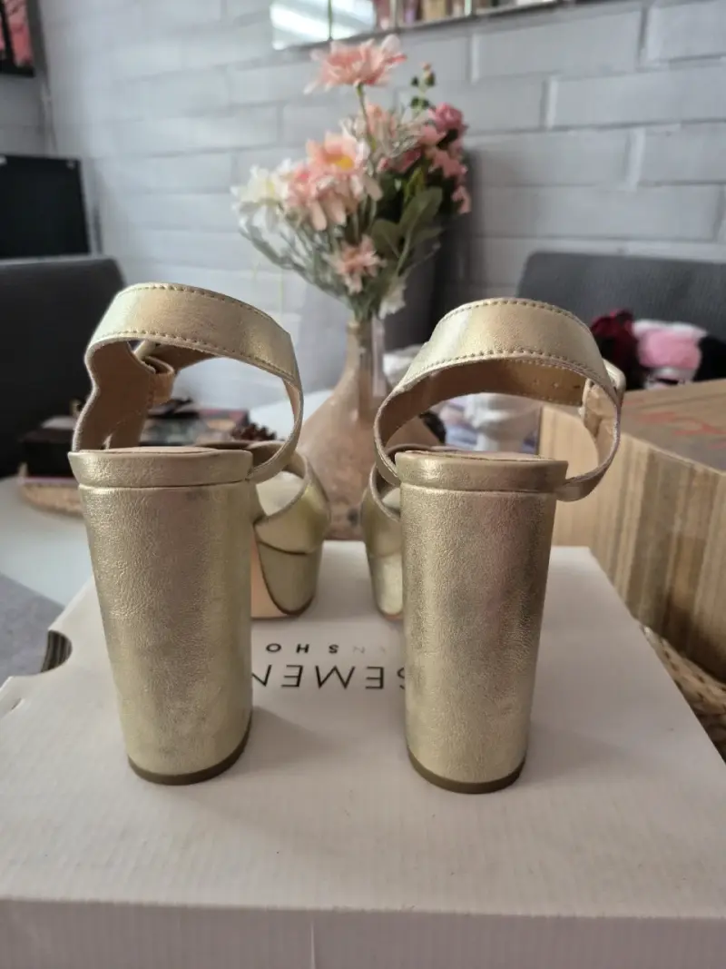 Sandalias de tacón doradas con plataforma - 4