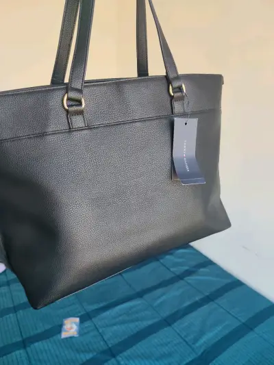 Bolso tote negro Tommy Hilfiger con pouch - miniatura 1