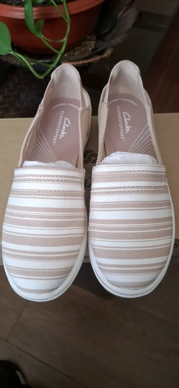 Zapatillas casuales Clarks beige rayadas - 2