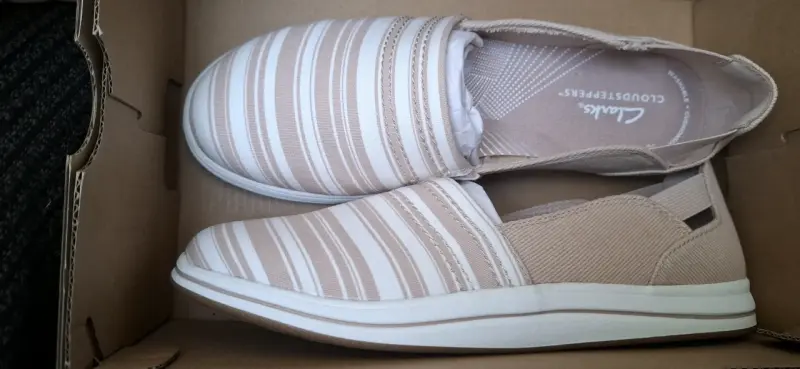Zapatillas casuales Clarks beige rayadas - 3