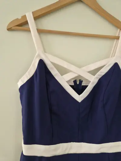 Vestido azul marino con tirantes cruzados - miniatura 3