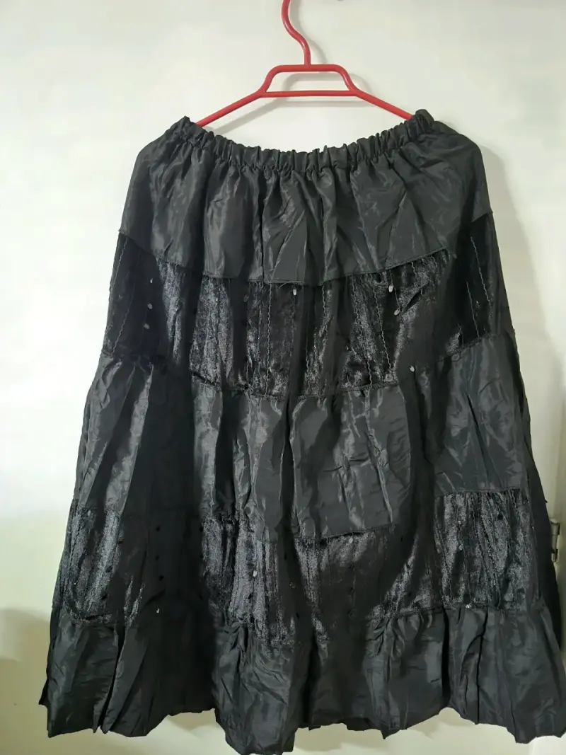 Falda larga negra con detalles de encaje