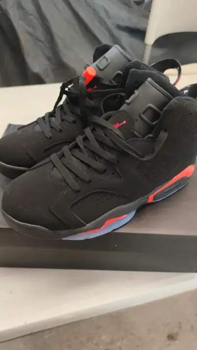 Zapatillas deportivas negras con detalles rojos - miniatura 1