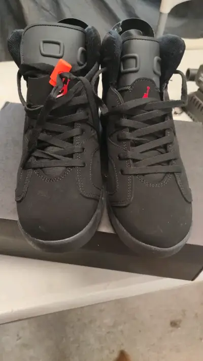 Zapatillas deportivas negras con detalles rojos - miniatura 4