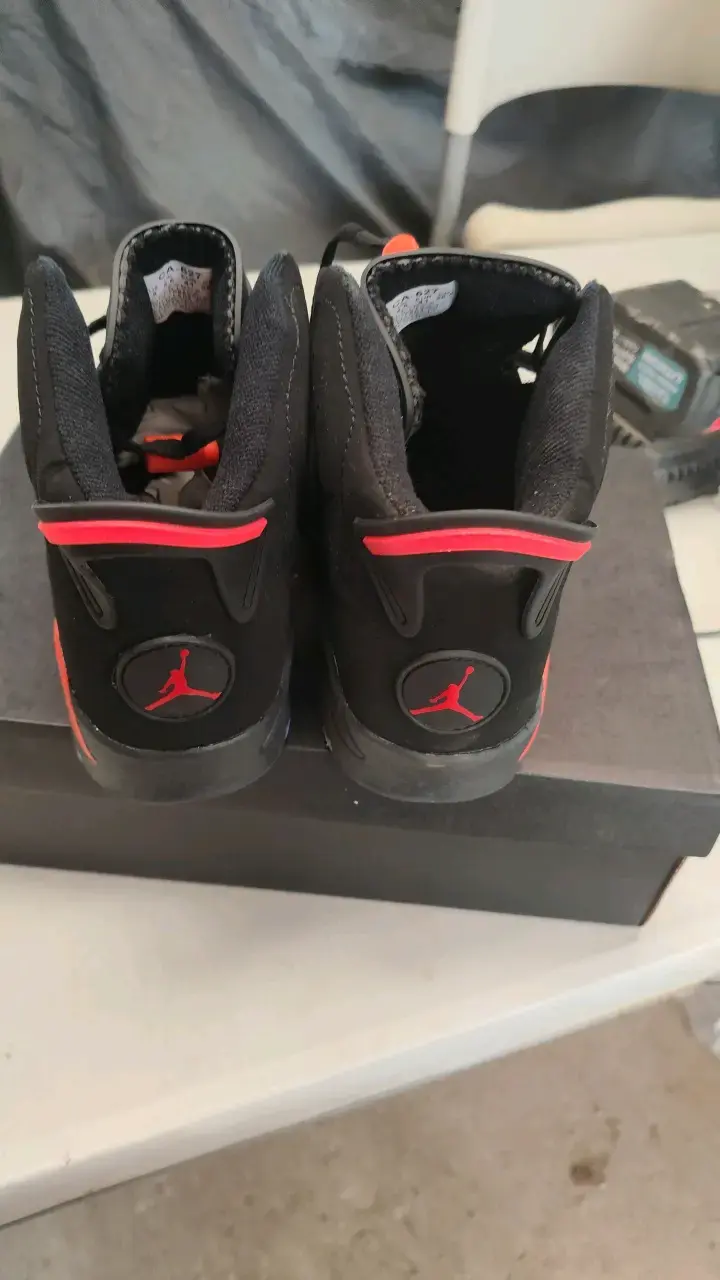 Zapatillas deportivas negras con detalles rojos - 6