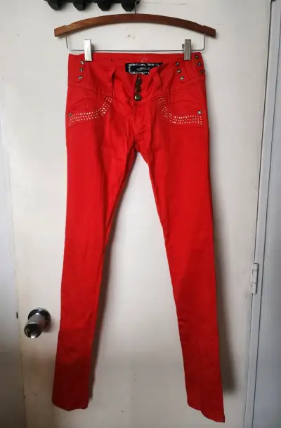 Pantalones rojos slim fit, detalles de cristales - miniatura 2