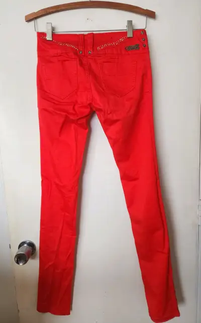 Pantalones rojos slim fit, detalles de cristales - miniatura 4