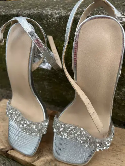 Sandalias plateadas con tacón transparente - miniatura 1