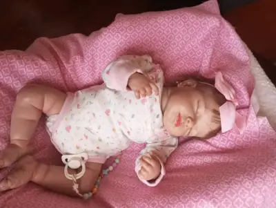 Muñeca reborn bebé con chupete - miniatura 2