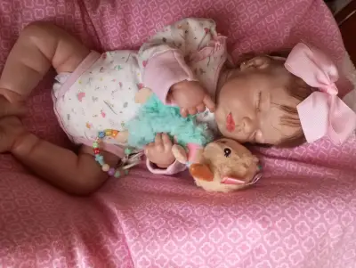 Muñeca reborn bebé con chupete - miniatura 4
