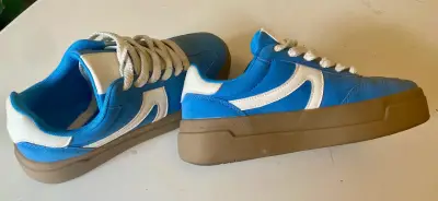 Zapatillas deportivas azules con detalles blancos - miniatura 1