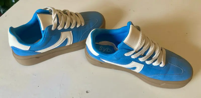 Zapatillas deportivas azules con detalles blancos - 2