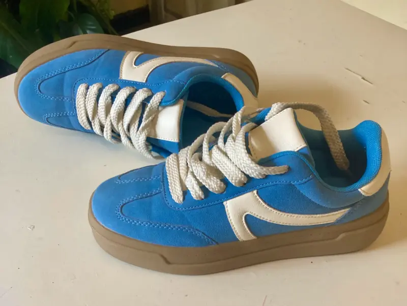 Zapatillas deportivas azules con detalles blancos - 3