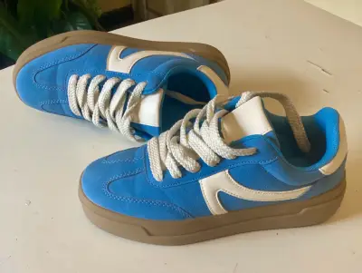 Zapatillas deportivas azules con detalles blancos - miniatura 3