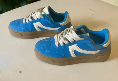 Zapatillas deportivas azules con detalles blancos - miniatura 4