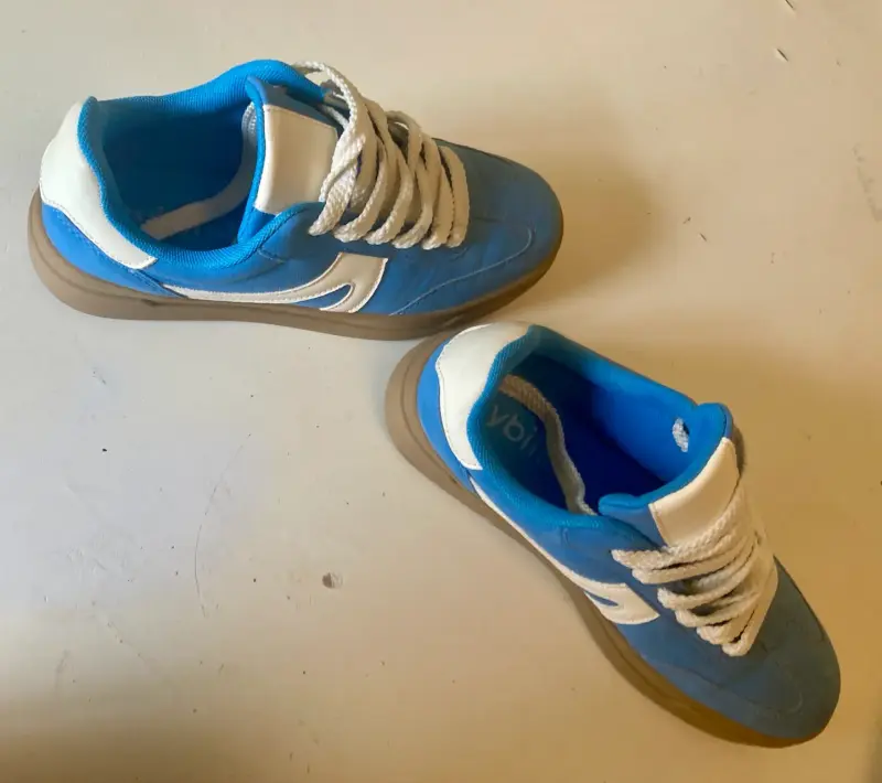 Zapatillas deportivas azules con detalles blancos - 5