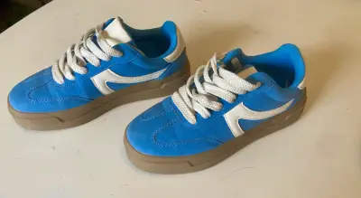 Zapatillas deportivas azules con detalles blancos - miniatura 6