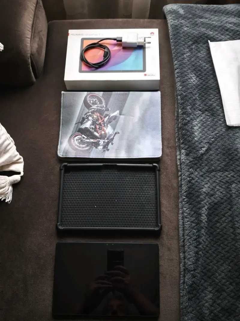 Tablet Huawei MatePad T10 con funda y cargador