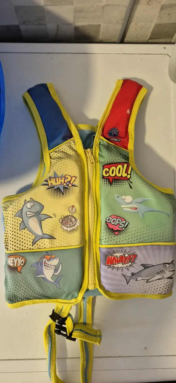 Chaleco salvavidas infantil con diseño de tiburones