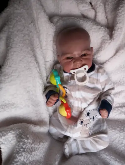 Muñeco reborn bebé realista con chupete - miniatura 2