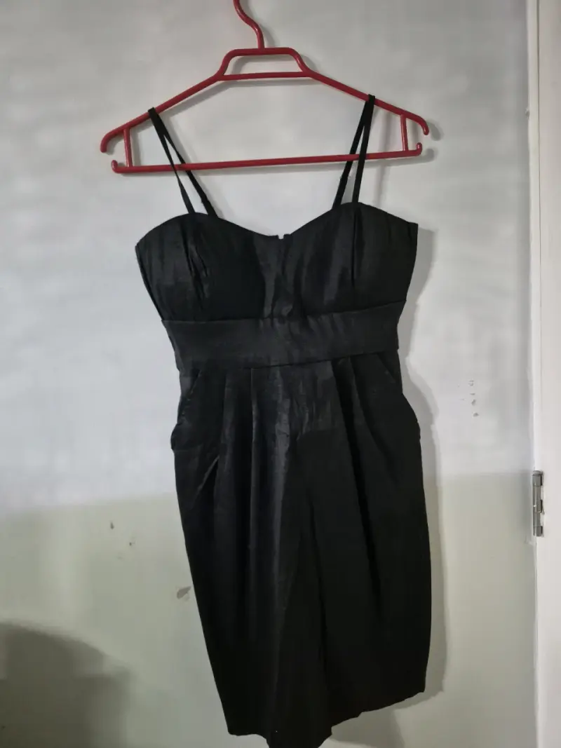 Vestido negro elegante de tirantes