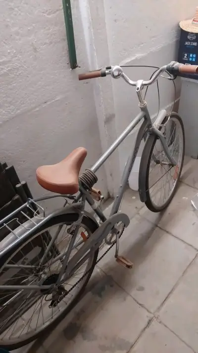 Bicicleta urbana gris con asiento marrón - miniatura 1