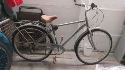 Bicicleta urbana gris con asiento marrón - miniatura 2