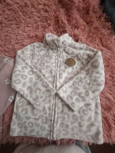 Chaqueta polar para niña con diseño floral y animal print - miniatura 1