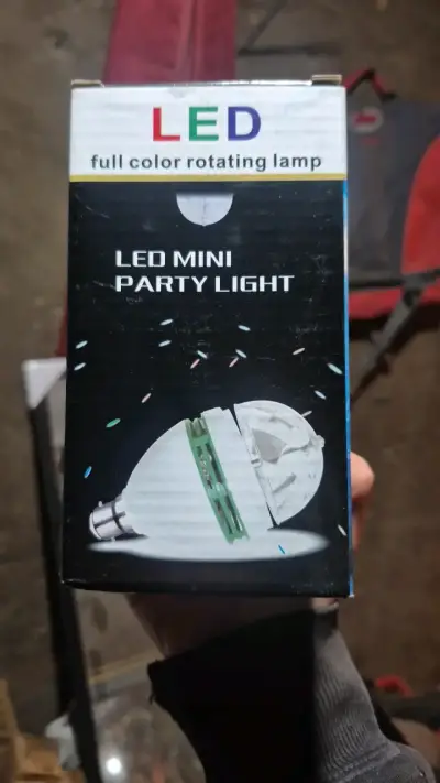 Lámpara LED Giratoria de Colores para Fiestas - miniatura 1