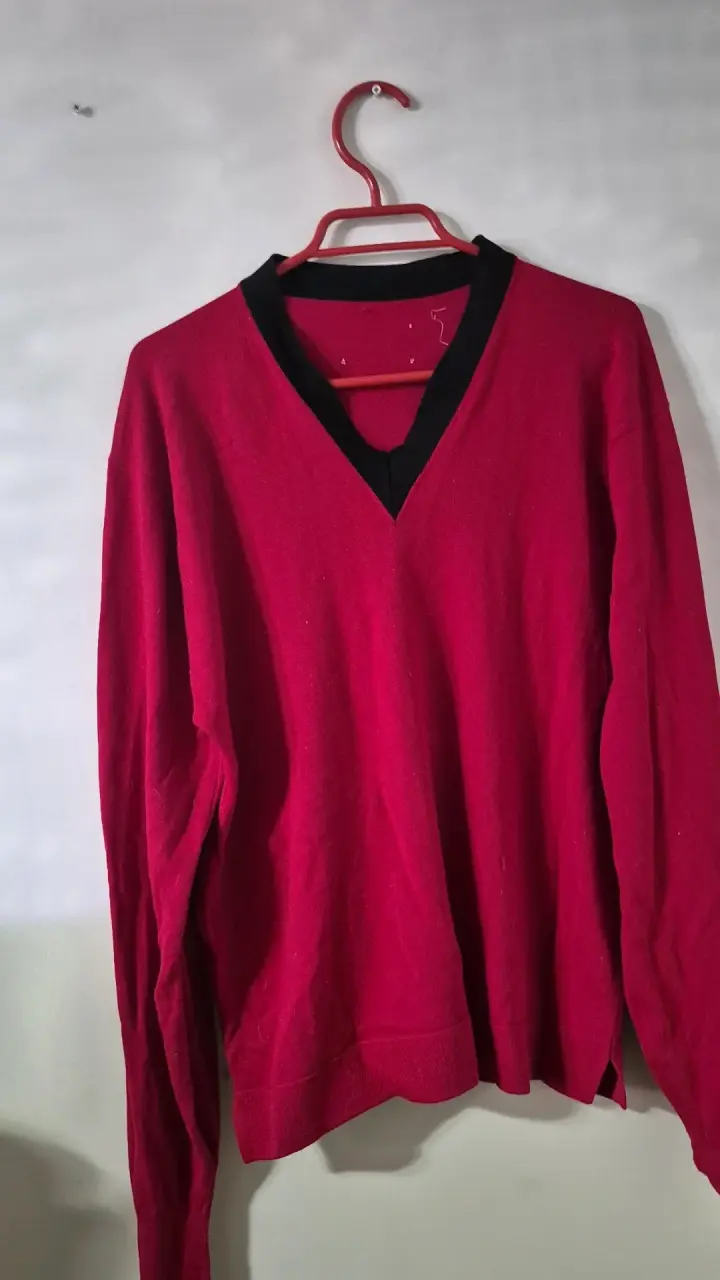 Suéter rojo con cuello en V para hombre