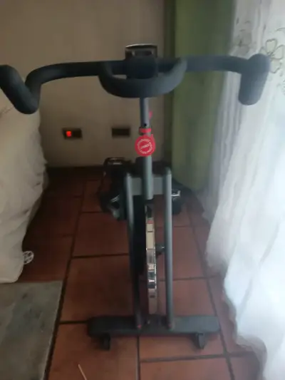 Bicicleta estática de ejercicio para interior - miniatura 1