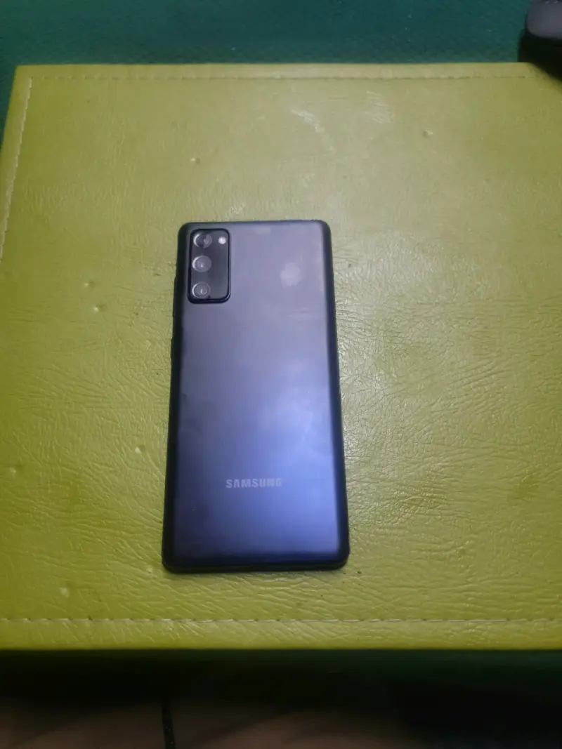 Samsung Galaxy S20 FE en buen estado - 6