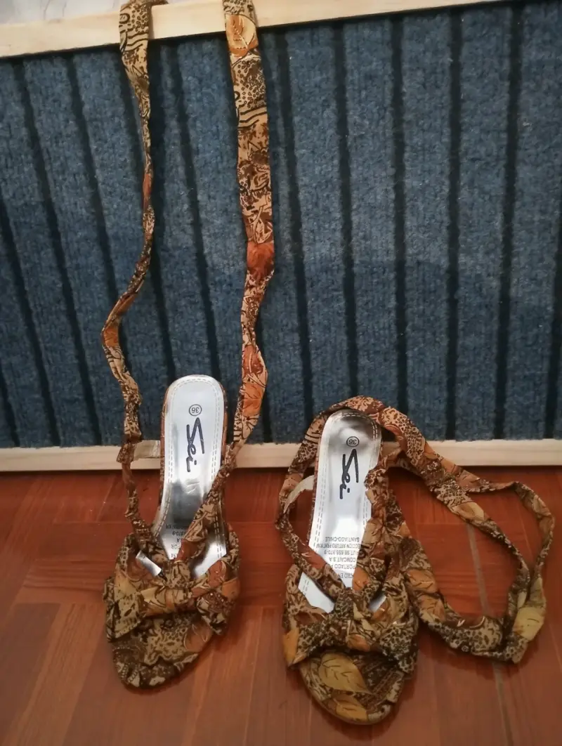 Sandalias de tacón alto con diseño estampado