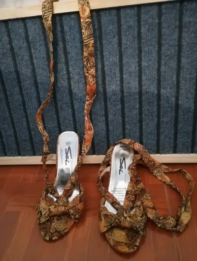 Sandalias de tacón alto con diseño estampado - miniatura 1