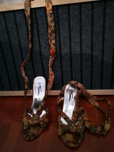 Sandalias de tacón alto con diseño estampado - miniatura 2